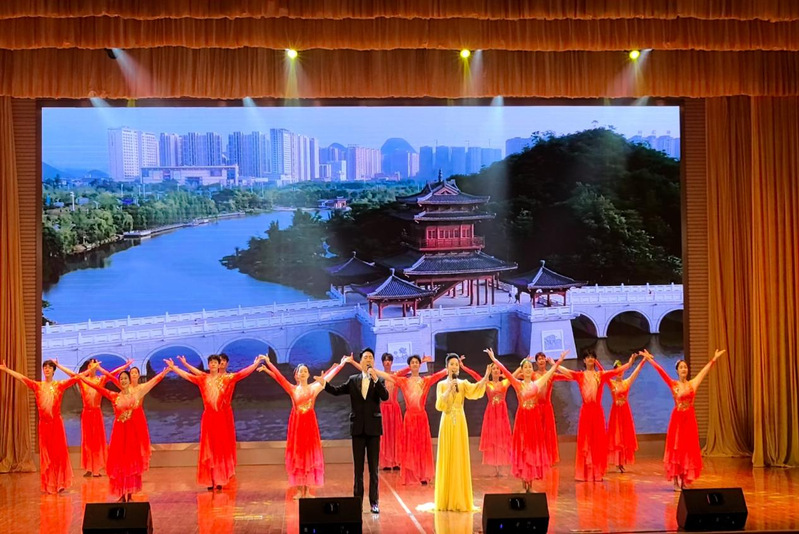 我校师生参加桂林市庆祝“五一”...